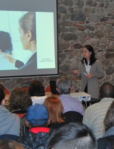 Teresa Baró impartiendo un curso